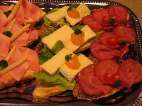 Häppchen mit Schinken, Käse und Salami schön dekoriert, auf Platte von Partyservice Räucherspezialit