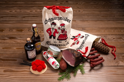 Geschenk aus dem Schwarzwald liebevoll verpackt im Schinkensäckle. Rauchfleisch, Salami, Dosenwurst